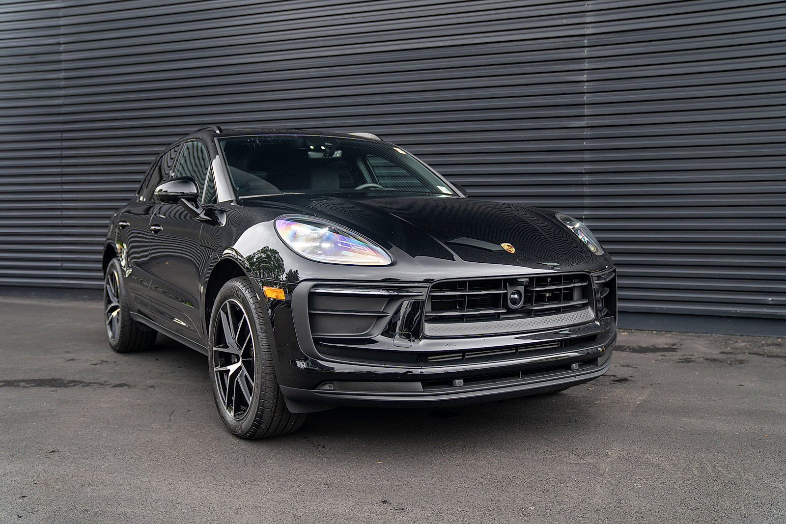 Certified 2025 Porsche Macan AWD/4WD image 25