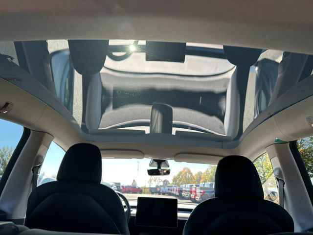 Used 2022 Tesla Model Y Long Range image 11