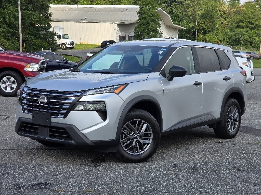 Used 2024 Nissan Rogue S image 2