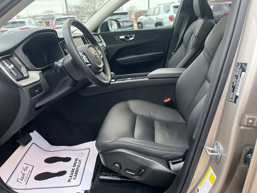 Used 2025 Volvo XC60 B5 Plus image 10