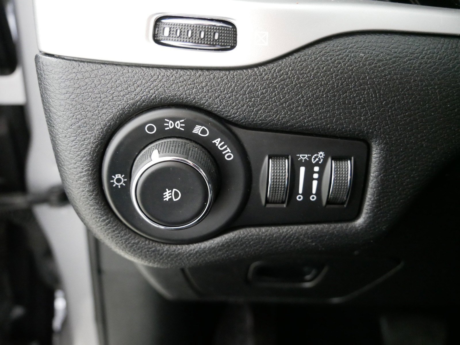 Used 2018 Jeep Cherokee Latitude Plus w/ Cold Weather Group image 26