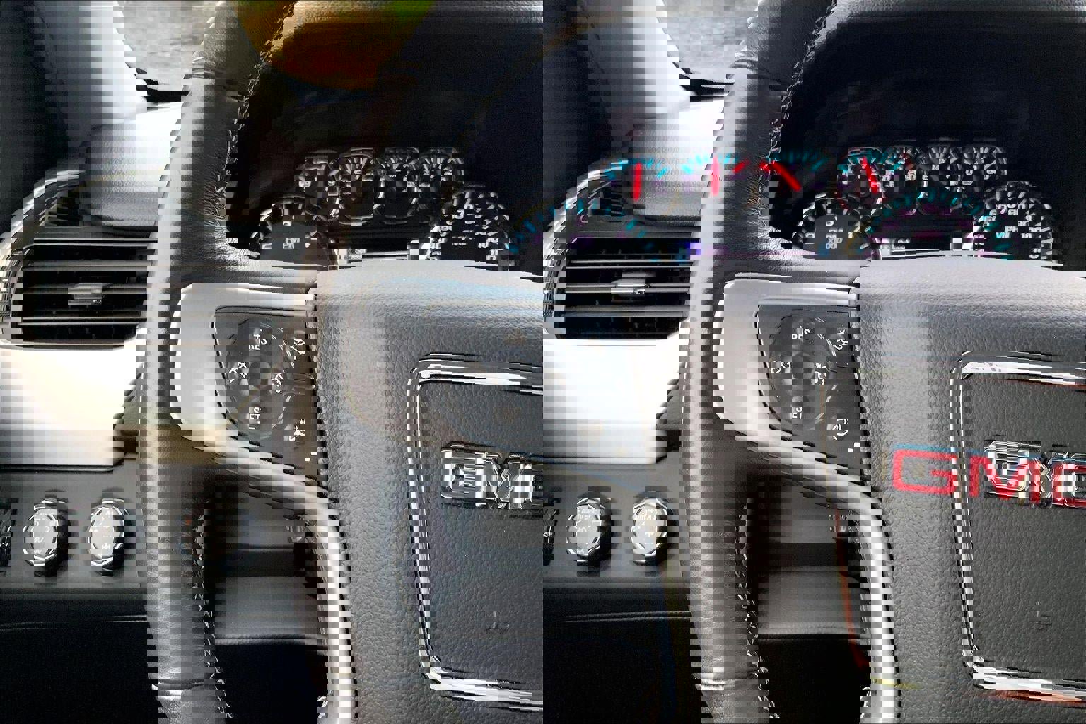 Used 2018 GMC Yukon XL SLT w/ Open Road Package AWD/4WD image 19