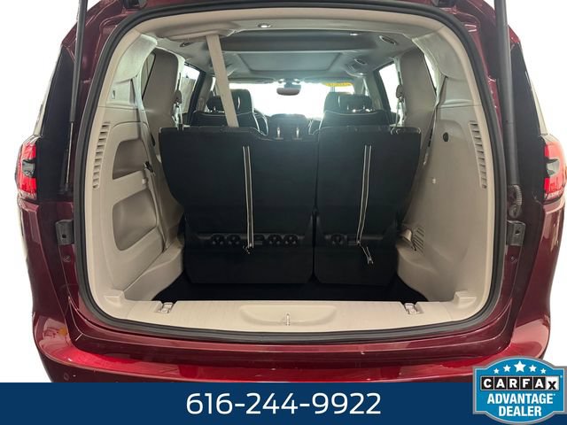 Used 2023 Chrysler Pacifica Limited AWD/4WD image 13