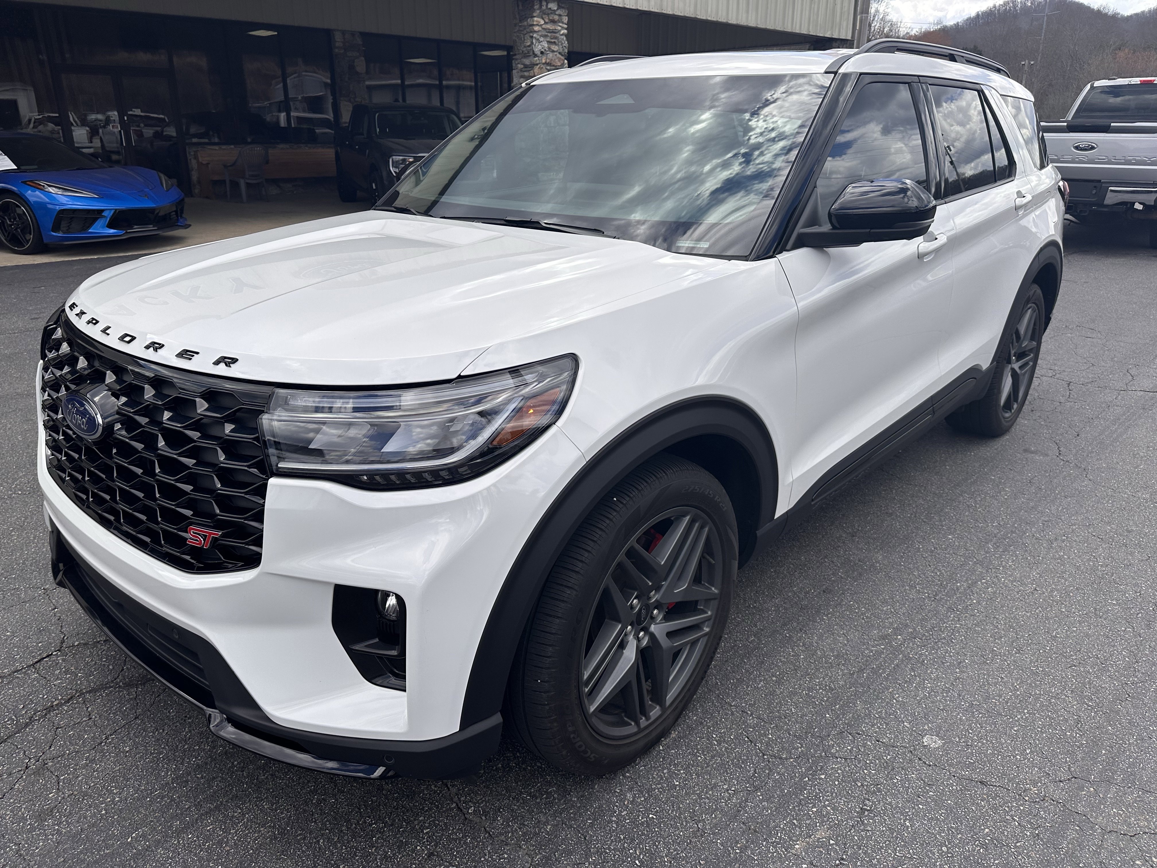 Used 2025 Ford Explorer ST AWD/4WD image 2