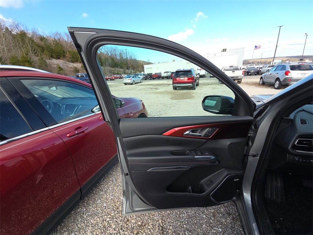 Used 2024 Chevrolet Traverse RS image 8