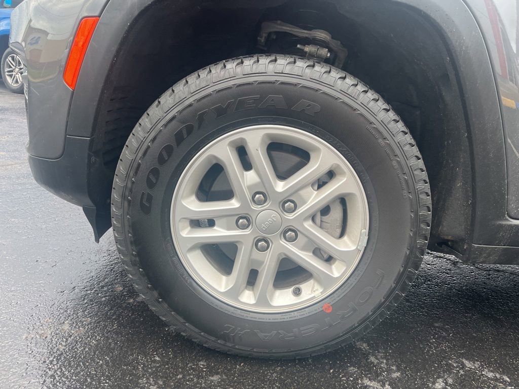 Used 2025 Jeep Grand Cherokee Laredo AWD/4WD image 9