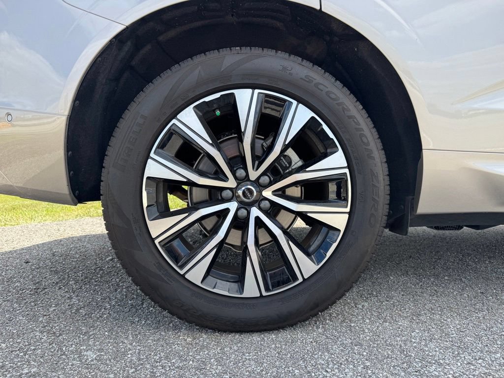 Used 2025 Volvo XC60 B5 Plus AWD/4WD image 16