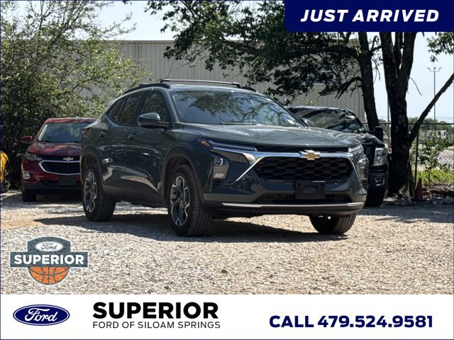 Used 2025 Chevrolet Trax LT w/ Driver Confidence Package FWD image 1
