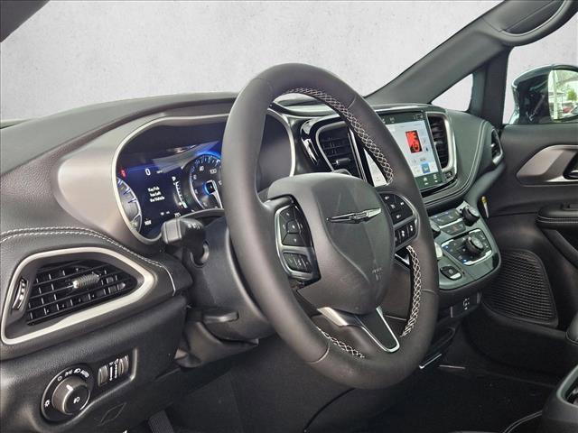 New 2026 Chrysler Pacifica Select FWD video 3