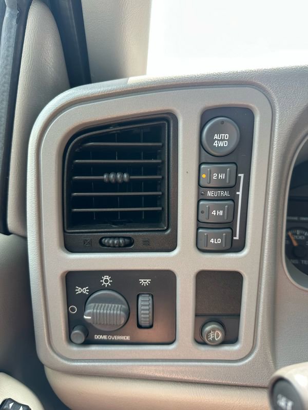 Used 2001 Chevrolet Suburban 2500 LT w/ LT Preferred Equipment Group AWD/4WD image 17