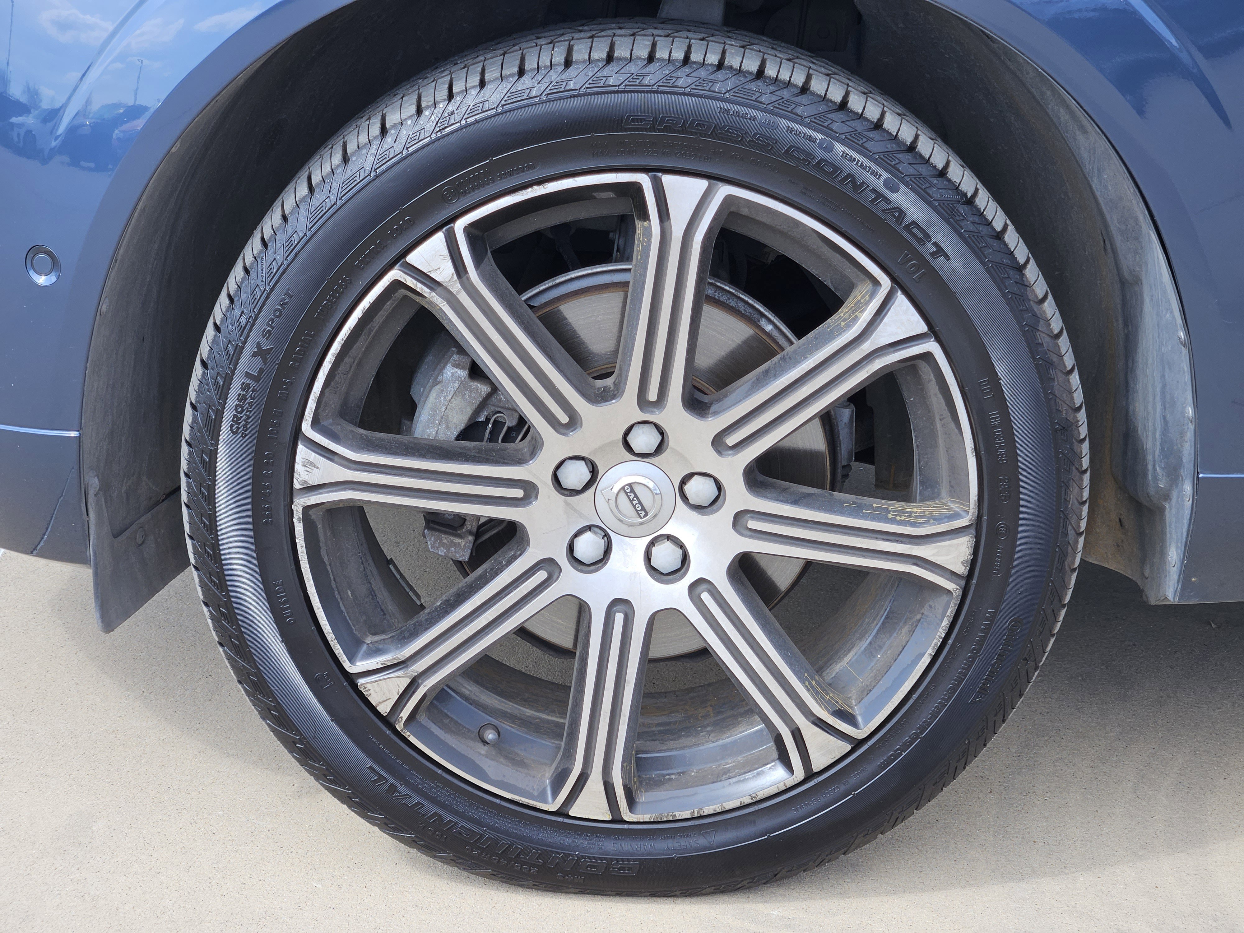 Used 2018 Volvo XC60 T5 Momentum w/ Vision Package image 16