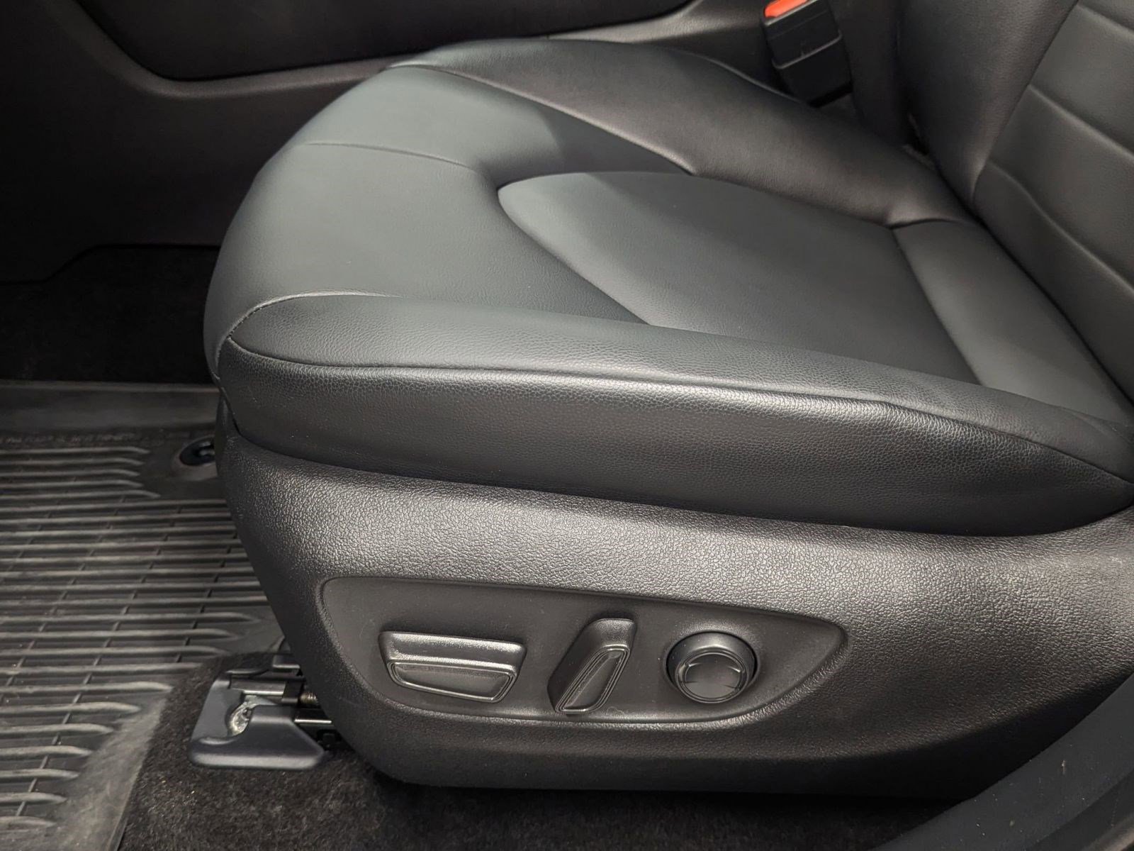 Used 2025 Toyota Highlander XLE image 11