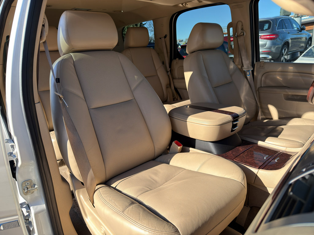 Used 2011 Cadillac Escalade Luxury image 22