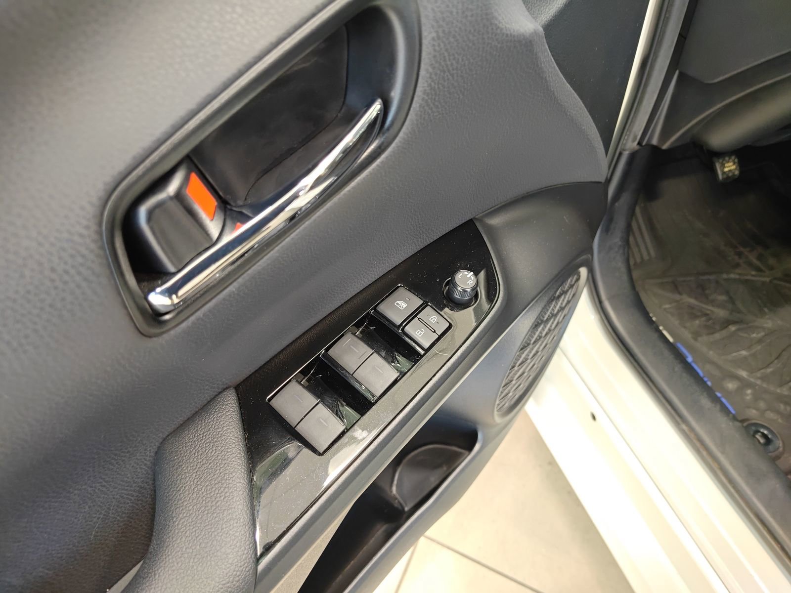 Used 2019 Toyota Prius Prime Advanced image 10