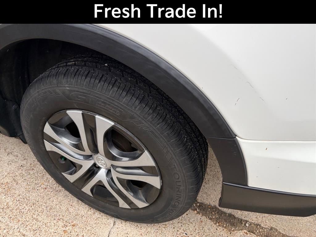 Used 2018 Toyota RAV4 LE FWD image 6