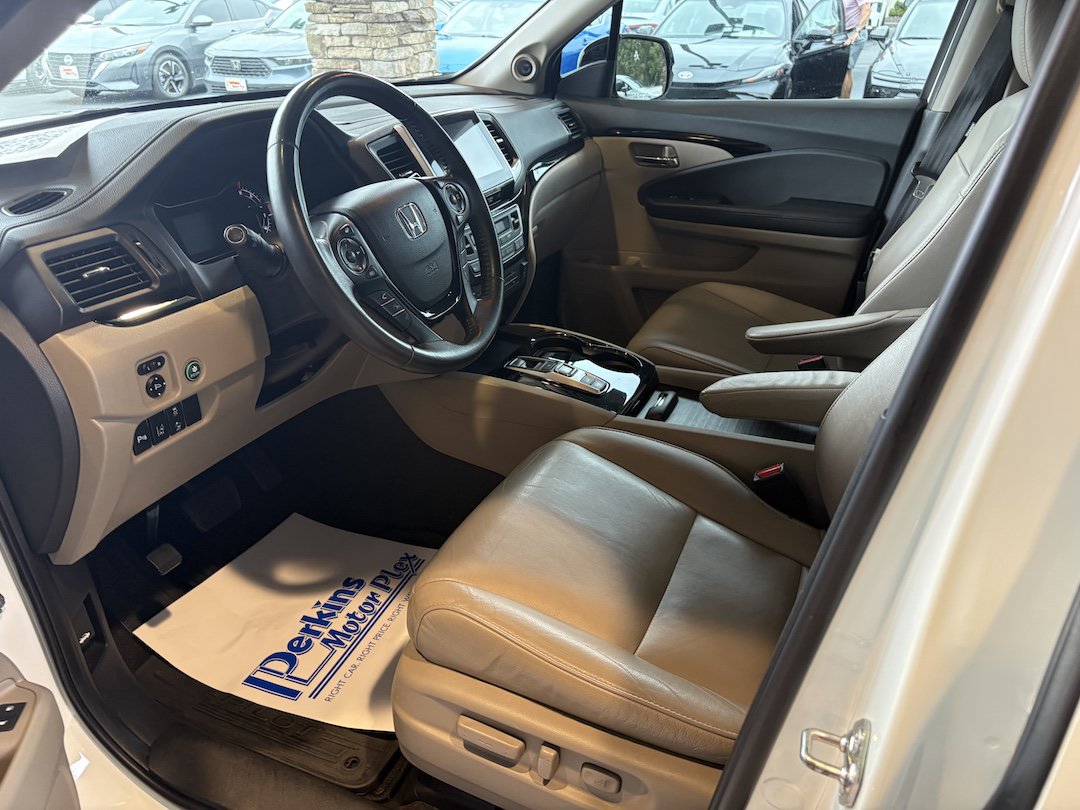 Used 2017 Honda Pilot Touring image 2