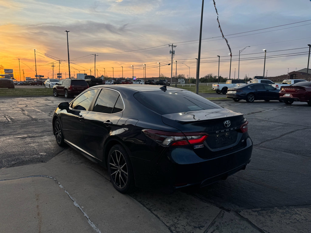 Used 2021 Toyota Camry SE image 3