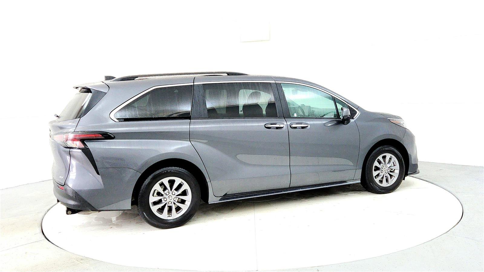 Used 2025 Toyota Sienna XLE w/ XLE Plus Package image 6
