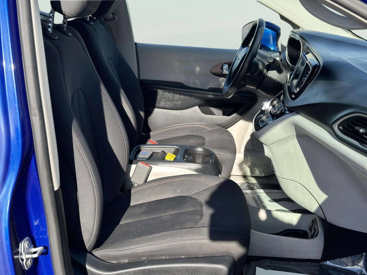 Used 2019 Chrysler Pacifica Touring Plus w/ Tire & Wheel Group FWD image 19