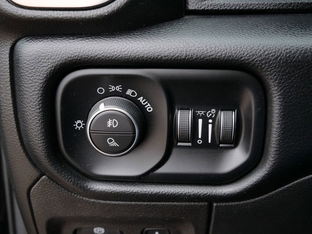 Used 2019 RAM 1500 Sport w/ Black Appearance Package image 20