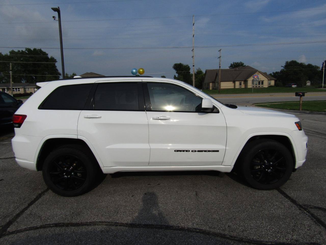 Used 2017 Jeep Grand Cherokee Altitude AWD/4WD image 9