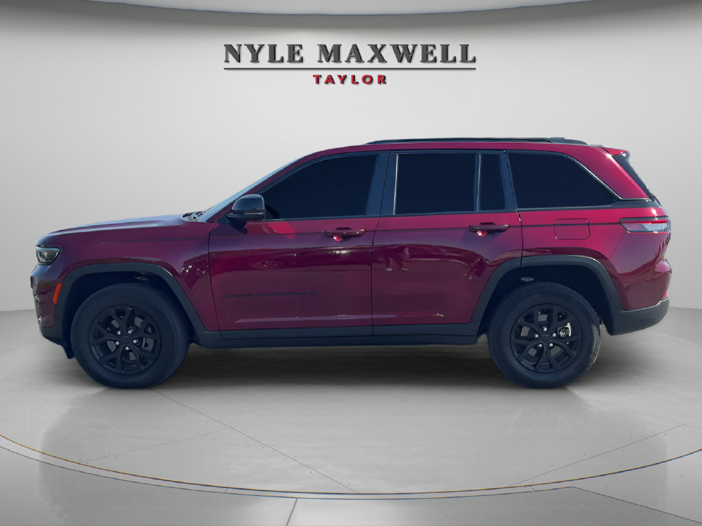 Used 2025 Jeep Grand Cherokee Altitude RWD image 8