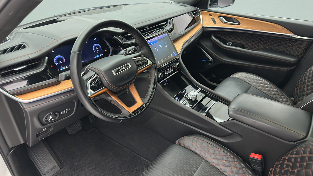 Used 2023 Jeep Grand Cherokee L Summit AWD/4WD image 15
