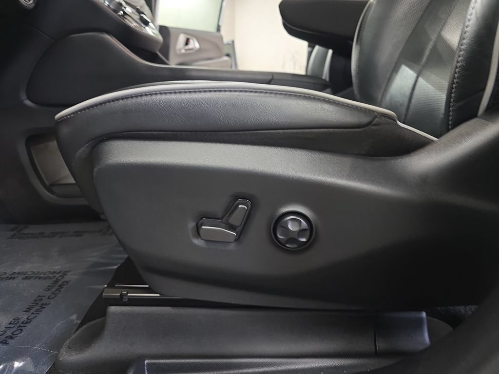 Certified 2025 Chrysler Pacifica Limited FWD image 31