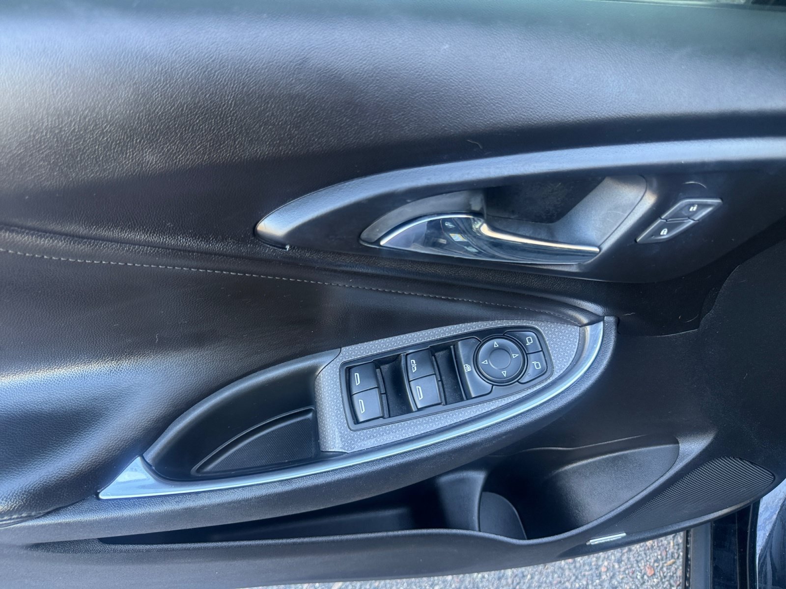 Used 2018 Chevrolet Malibu Hybrid w/ Leather Package FWD image 13