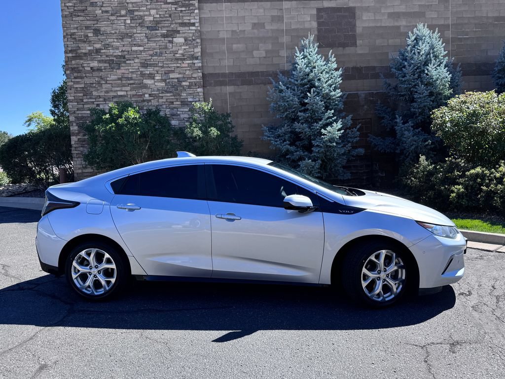 Used 2017 Chevrolet Volt Premier w/ Driver Confidence Package FWD image 6