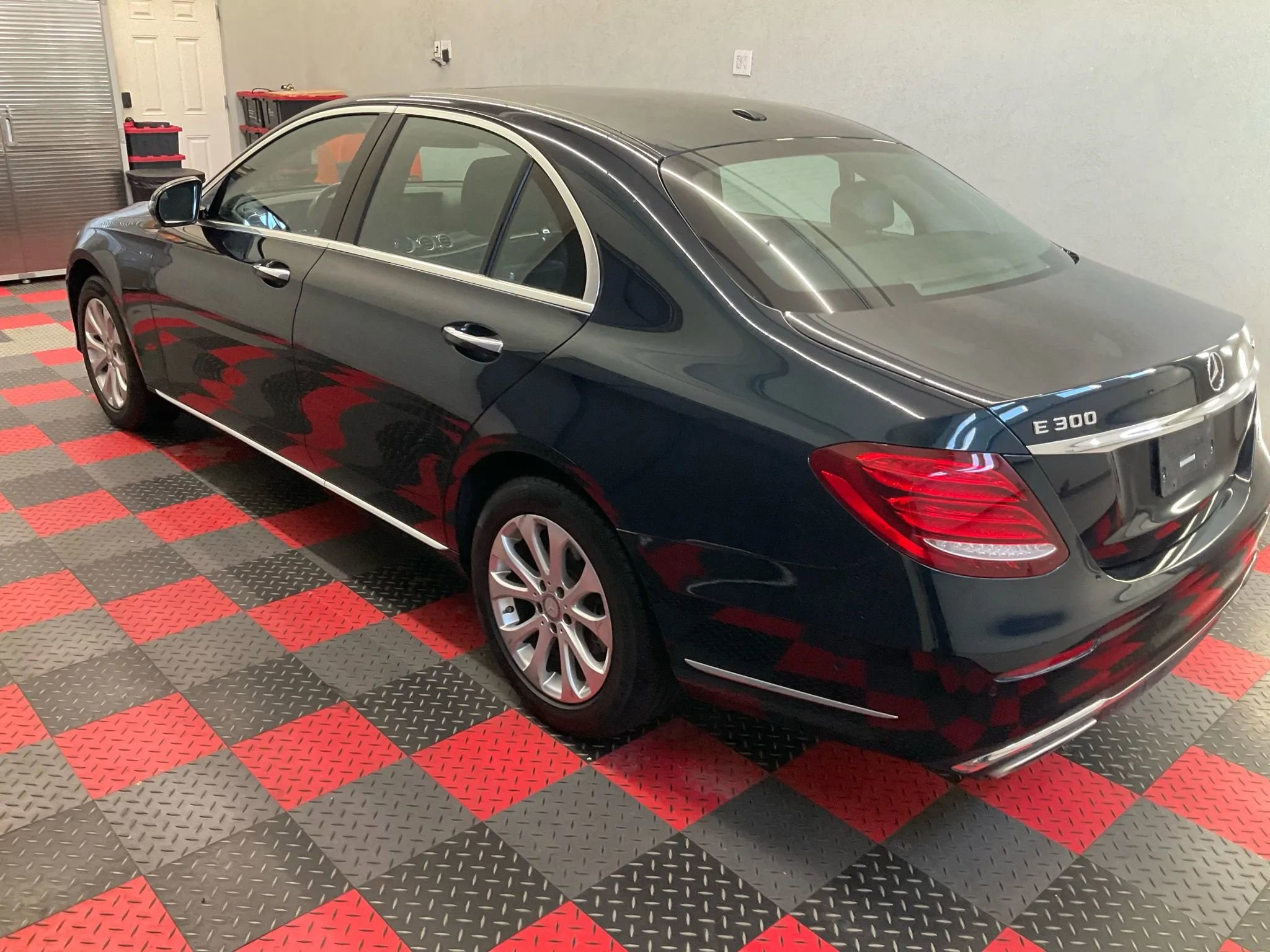 Used 2017 Mercedes-Benz E 300 4MATIC image 4