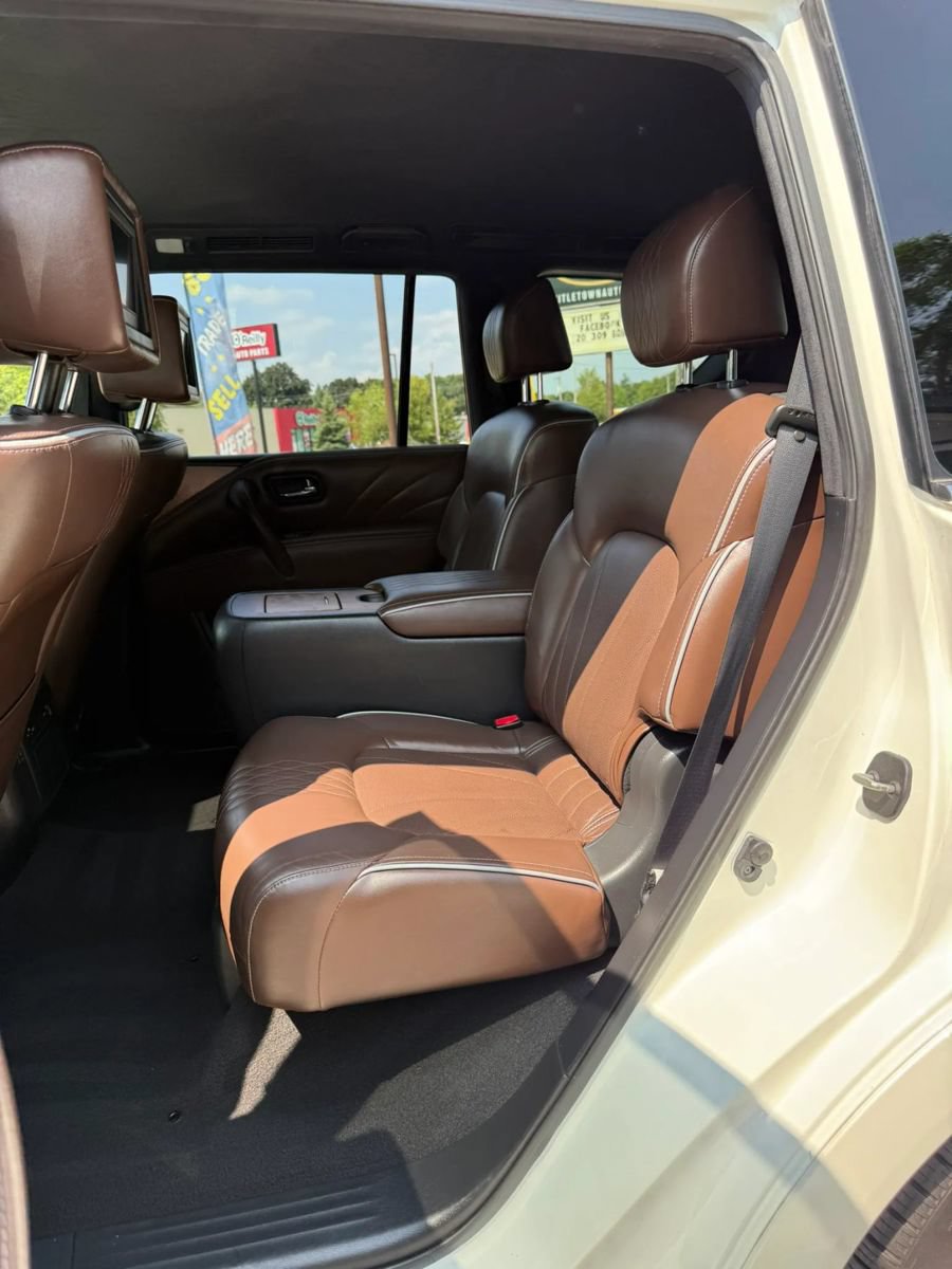 Used 2015 INFINITI QX80 4WD w/ Limited Package image 12