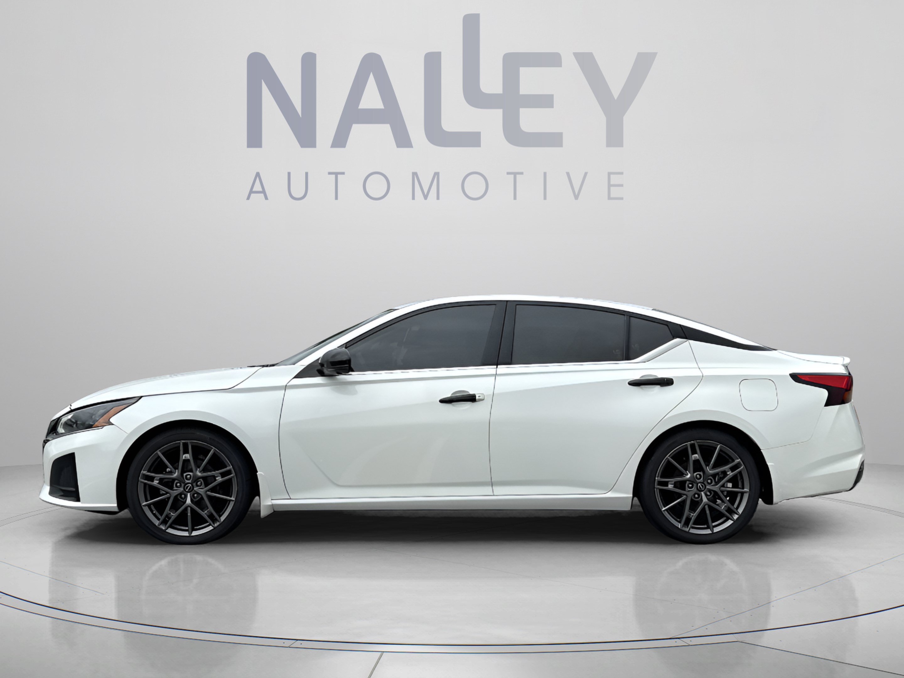 Used 2024 Nissan Altima 2.0 SR FWD image 2