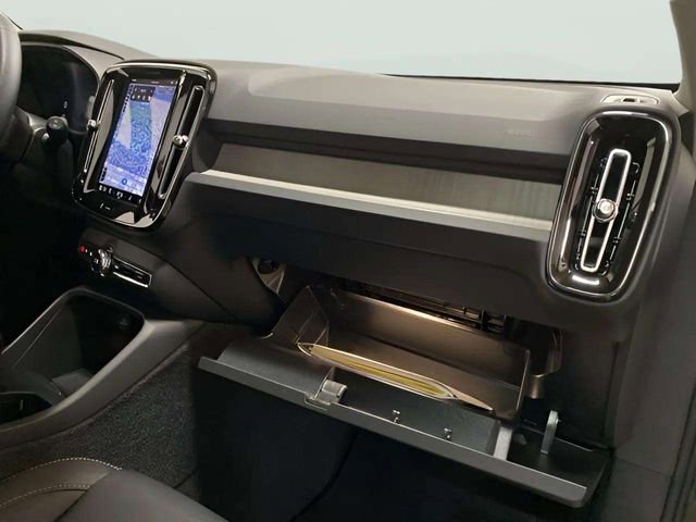 Used 2025 Volvo XC40 B5 Core image 69