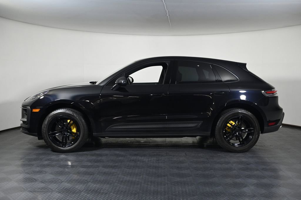 Certified 2022 Porsche Macan AWD/4WD image 2
