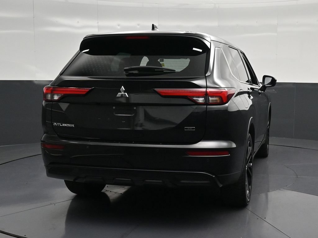 Used 2023 Mitsubishi Outlander SE FWD image 2