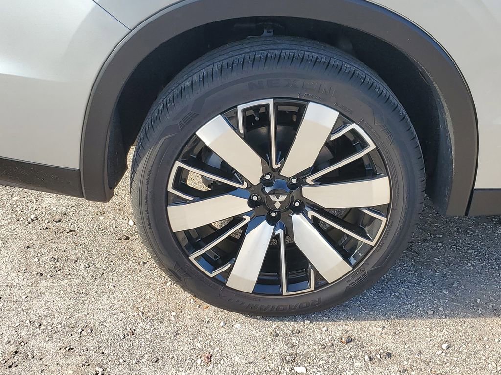 Used 2025 Mitsubishi Outlander SE image 5