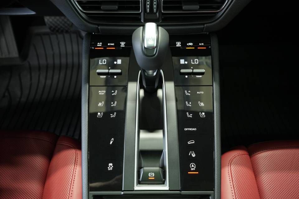 Certified 2025 Porsche Macan AWD/4WD image 23