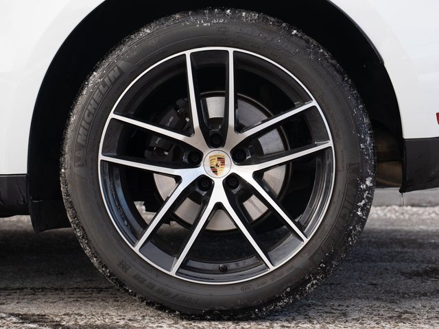 Certified 2025 Porsche Macan image 13