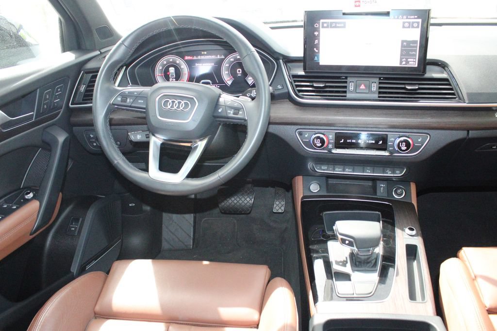 Used 2023 Audi Q5 2.0T Premium Plus w/ Premium Plus Package AWD/4WD image 2