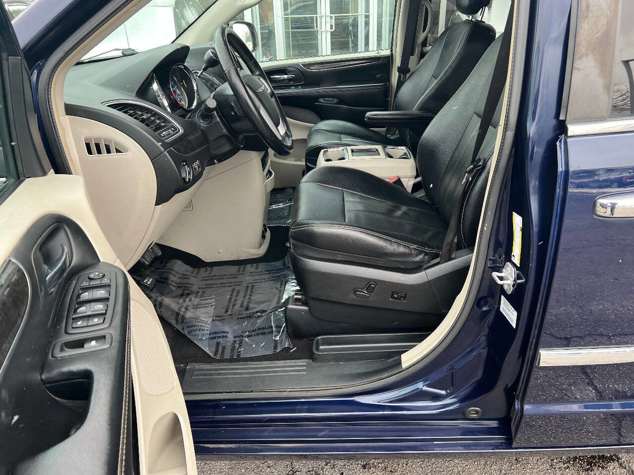 Used 2015 Chrysler Town & Country Touring w/ Driver Convenience Group image 22