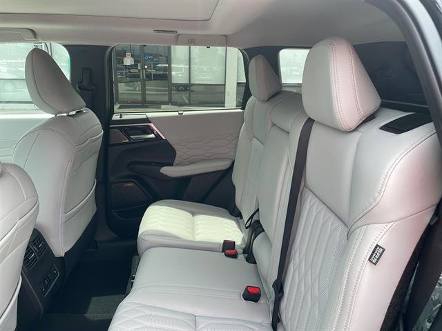 New 2025 Mitsubishi Outlander AWD image 15