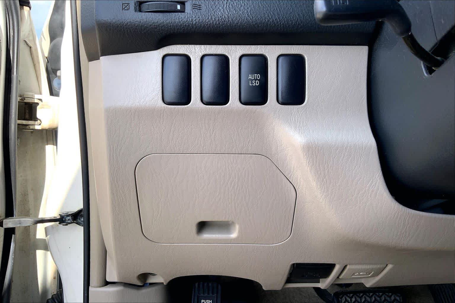 Used 2005 Toyota 4Runner SR5 RWD image 31