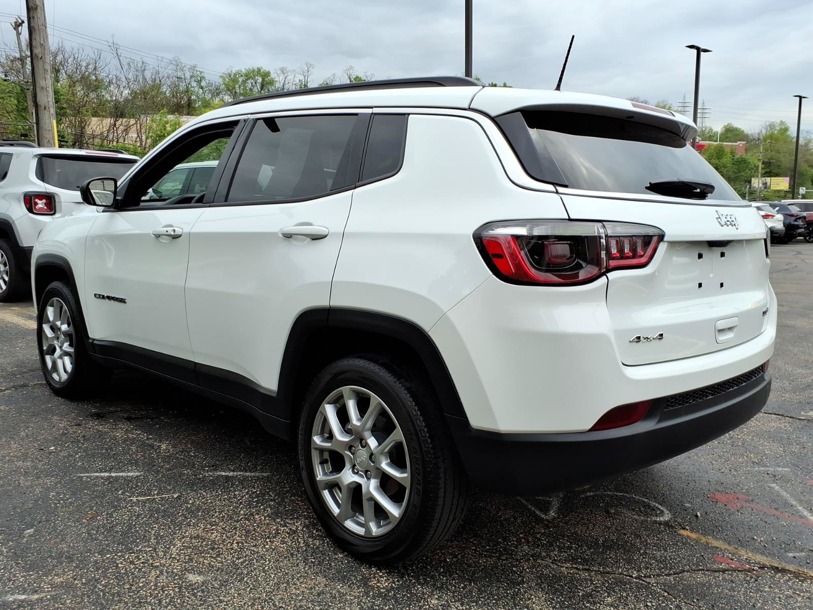Certified 2024 Jeep Compass Latitude w/ Sun and Sound Group AWD/4WD image 5