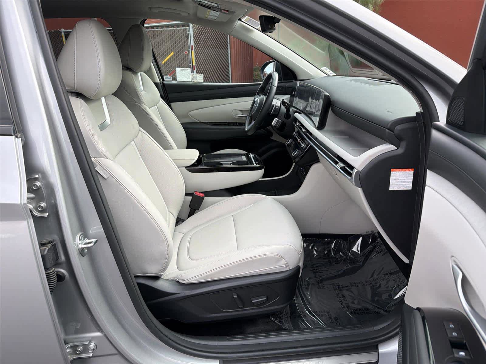 Used 2025 Hyundai Tucson Limited AWD/4WD image 15
