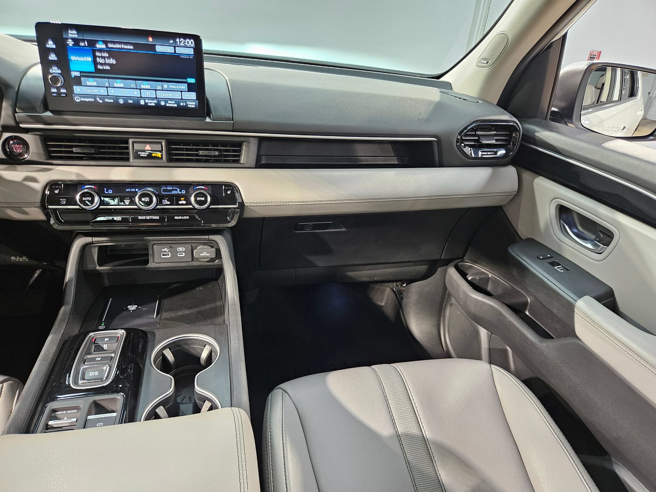 Used 2025 Honda Pilot Touring image 11