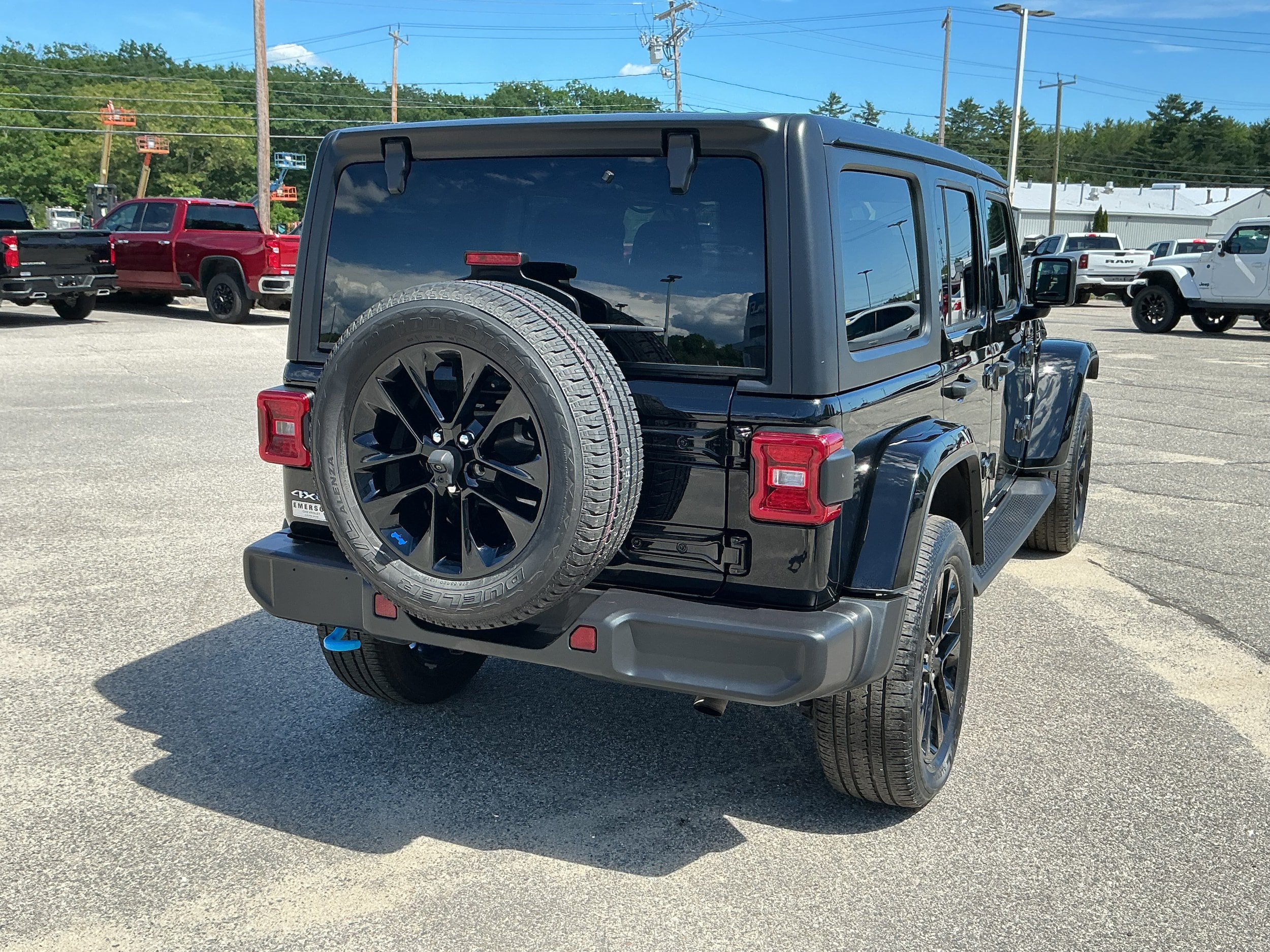 Used 2023 Jeep Wrangler Unlimited Sahara w/ Cold Weather Group AWD/4WD image 5