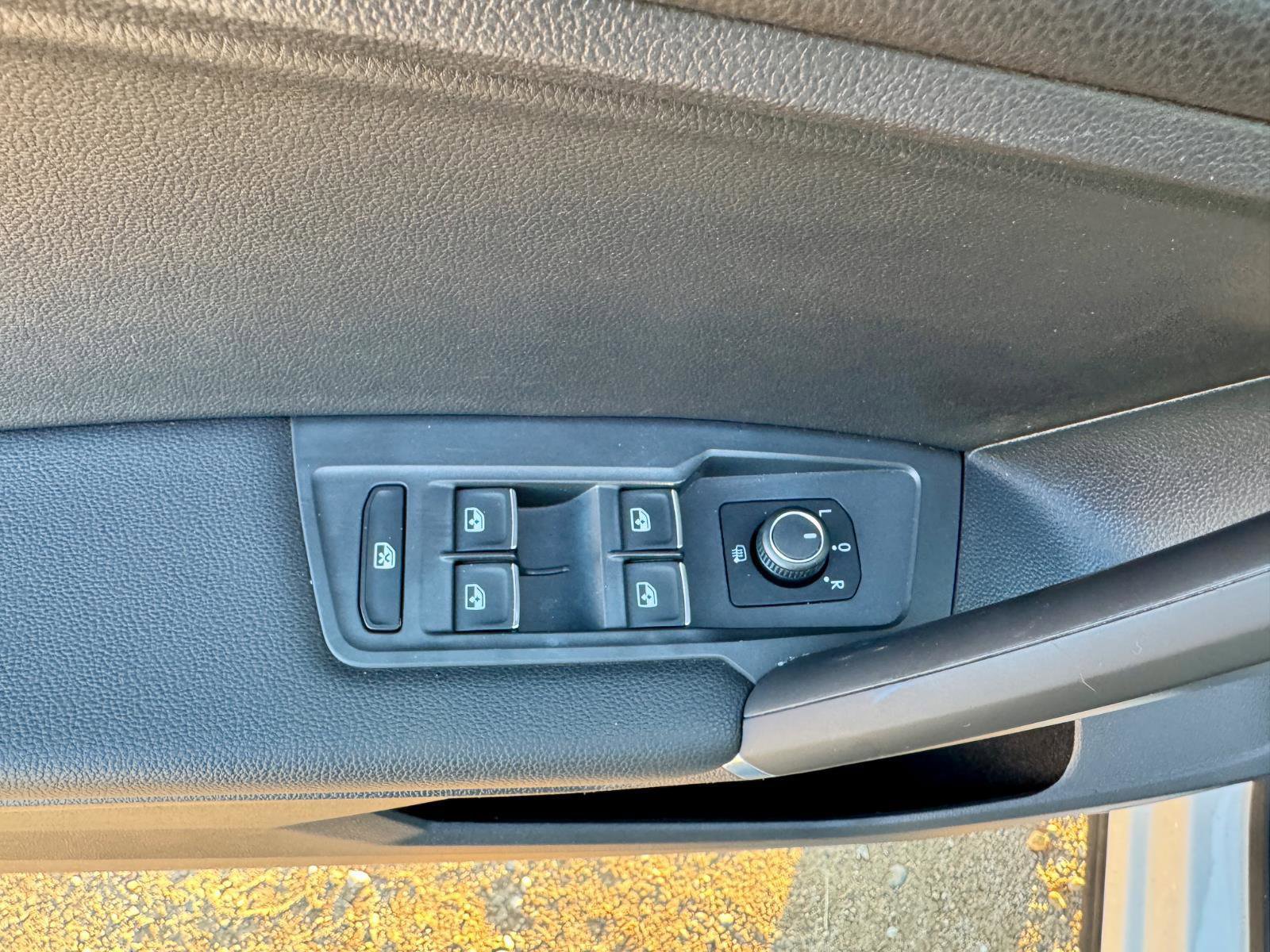 Used 2018 Volkswagen Tiguan SE image 12