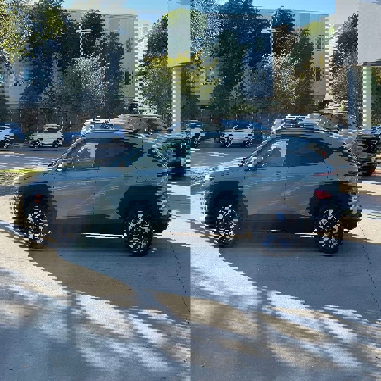 Used 2025 Hyundai Kona SEL image 2