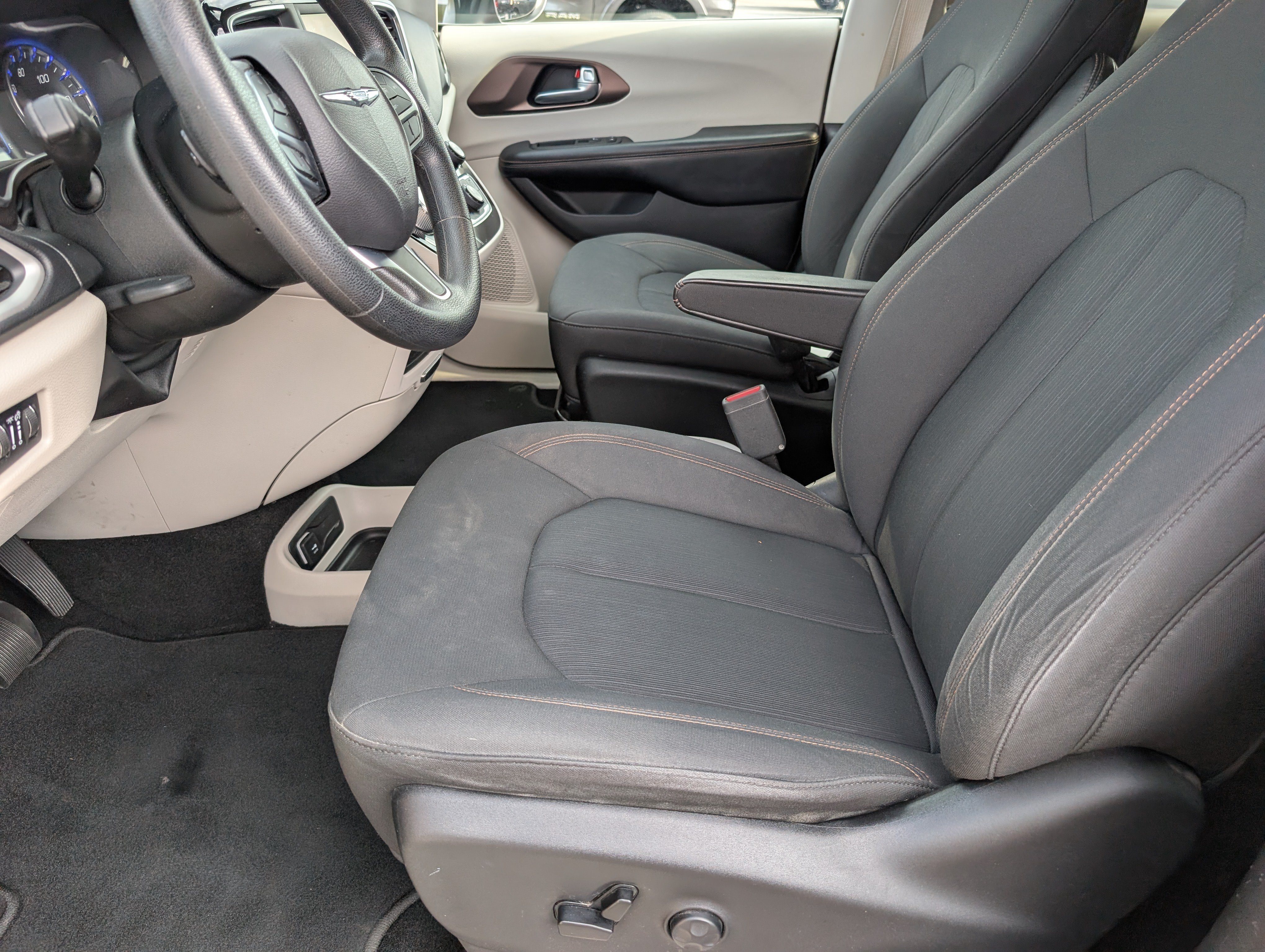 Used 2019 Chrysler Pacifica LX FWD image 12